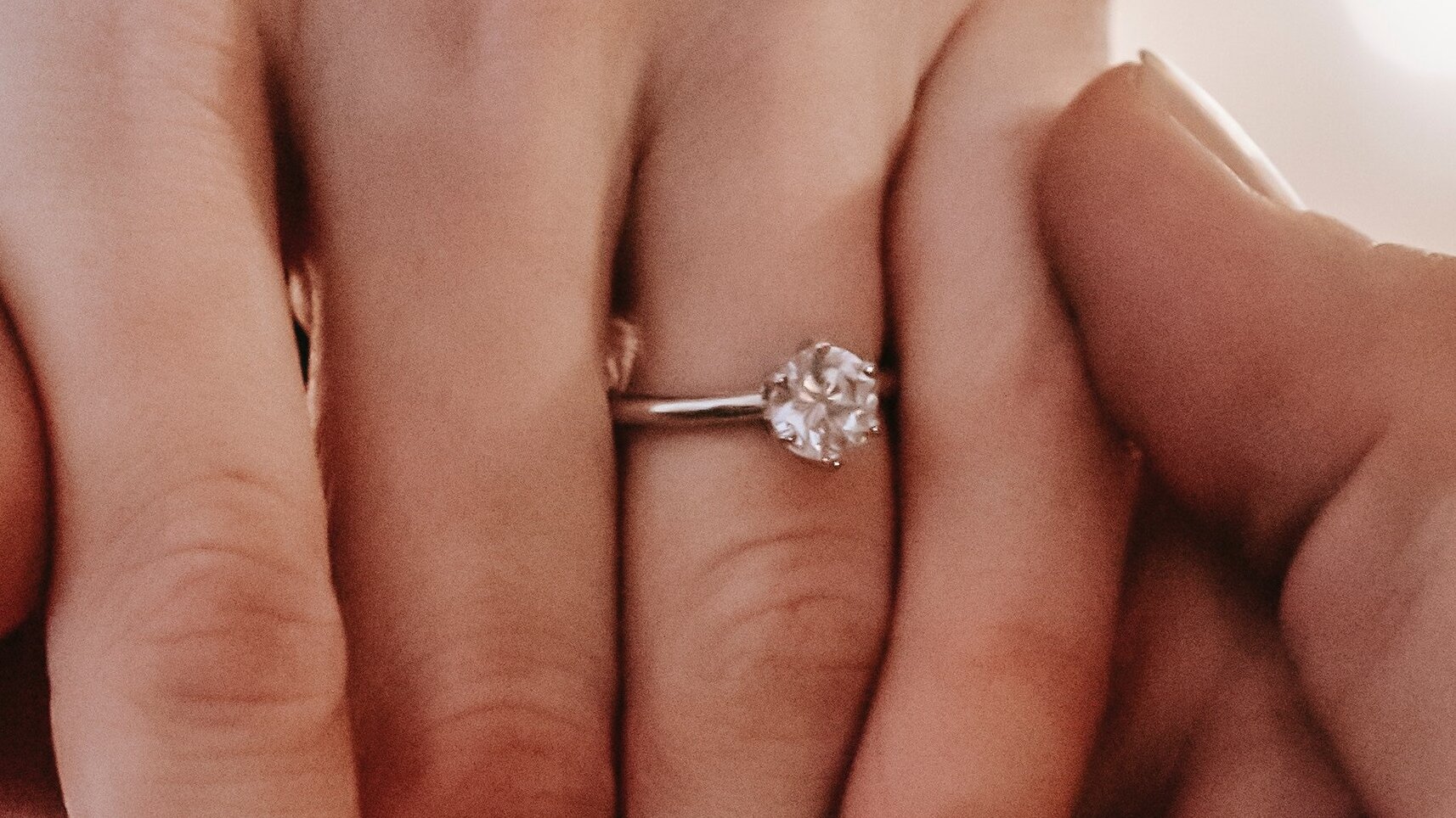 Solitaire engagement ring 