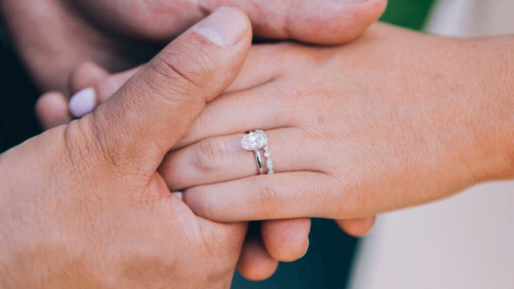 4 PRONG OVAL DIAMOND RING with wedding band 