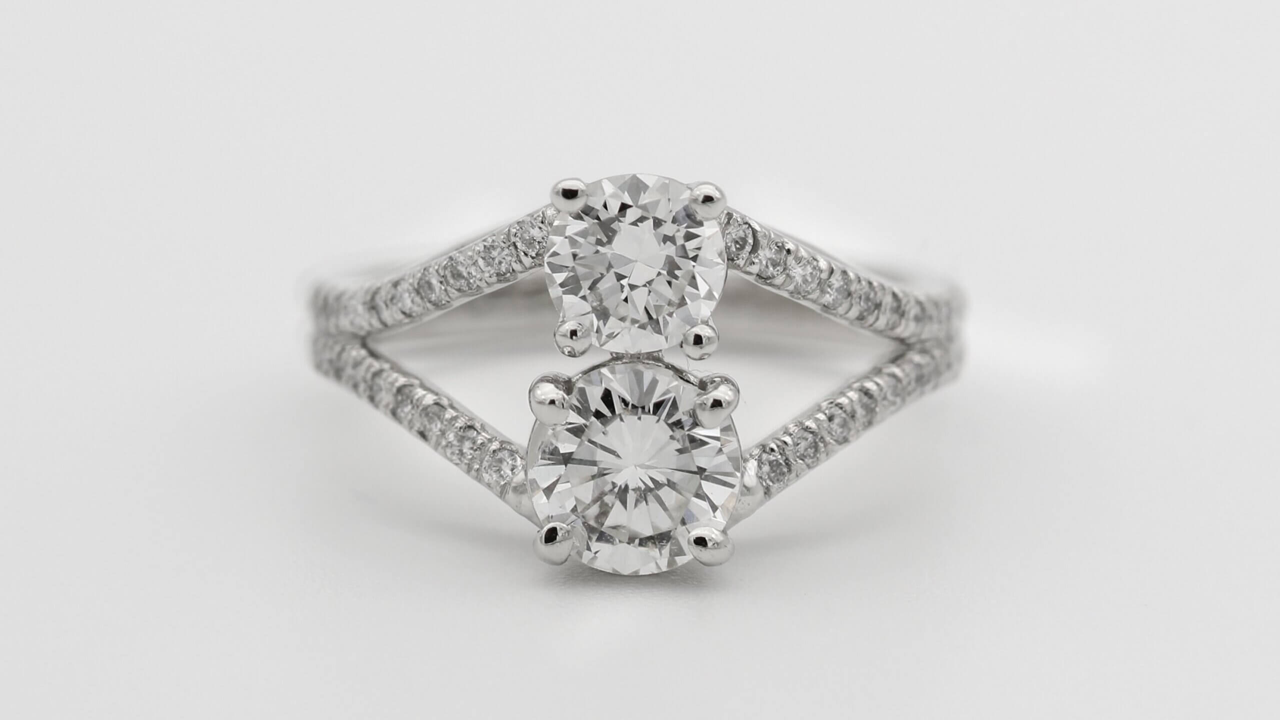 split shank with 2 diamond round engagmenet ring - Diamond Clarity